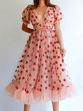 Vestido largo con manga abullonada y estampado de fresas en rosa