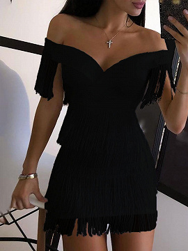 Mini vestido negro con ribete de borlas y hombros descubiertos